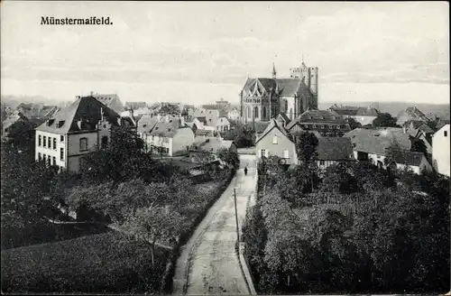 Ak Münstermaifeld an der Mosel, Blick auf den Ort, Kirche