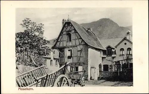 Ak Moselkern an der Mosel, Partie im Ort, Fachwerkhaus