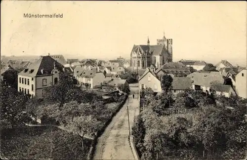 Ak Münstermaifeld an der Mosel, Blick auf den Ort, Kirche