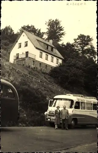 Foto Ak Koblenz am Rhein, Paar am Bus, Haus