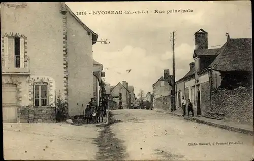 Ak Nyoiseau Maine et Loire, Rue Principale, Straßenpartie