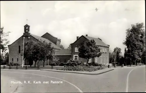 Ak Maurik Buren Gelderland, R. K. Kerk met Pastorie