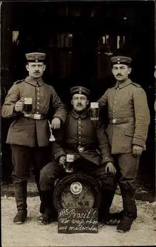Foto Ak Deutsche Soldaten in Uniformen mit Bierkrügen, I WK