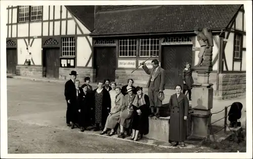 Foto Ak Kirchheim unter Teck Baden Württemberg, Gruppenbild am Brunnen vor dem Gasthaus