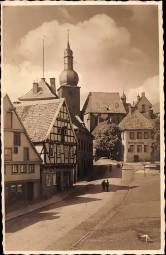 Ak Arnsberg im Hochsauerland, Straßenpartie, Hotel zur Krim, Hund, Passanten