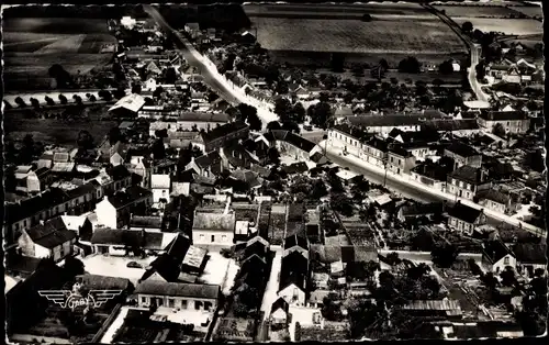 Ak Noyant Maine et Loire, La grande rue et la route d'Angers, Luftaufnahme