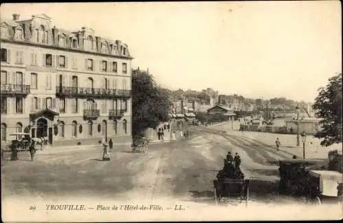 Ak Trouville Calvados, Place de l'Hôtel de Ville