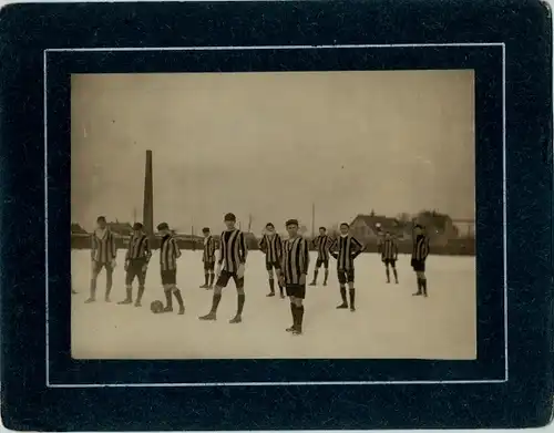 Foto Gruppenaufnahme junger Männer, Fußballmannschaft im Schnee
