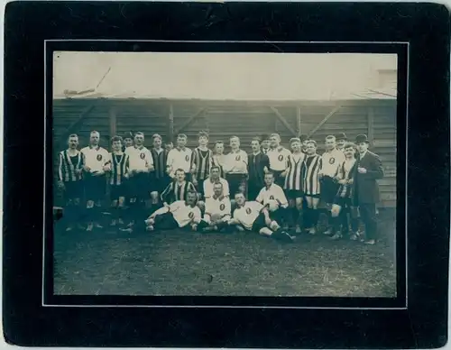 Foto Gruppenaufnahme junger Männer, Fußballmannschaft