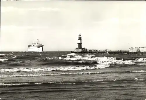 Ak Ostseebad Warnemünde Rostock, Fährschiff Warnemünde an der Molenspitze, Leuchtturm