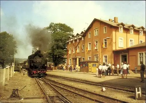 Ak Dippoldiswalde im Erzgebirge, Schmalspurbahn, Lok 99713 fährt in den Bahnhof ein, Passagiere