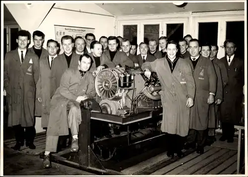 Foto Ak Ulm an der Donau, KD Lehrgang, Gruppenportrait, Lehrer Zell, Meister Gießler, Maschine