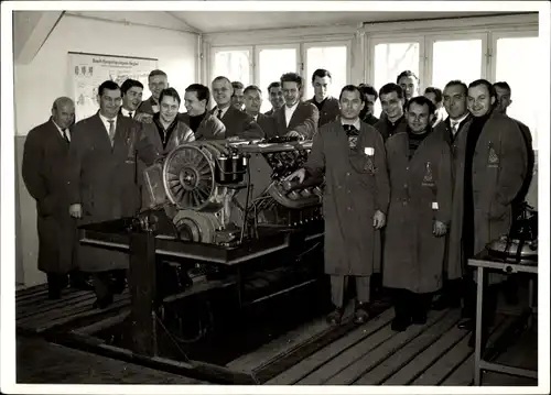 Foto Ak Ulm an der Donau, KD Lehrgang, Gruppenportrait, Lehrer Zell, Meister Gießler, Maschine