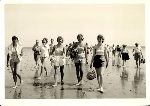 Foto Ak Insel Amrum in Nordfriesland, Wattwanderung, Frauen