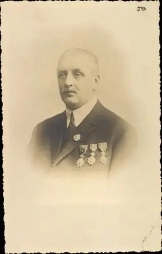 Foto Ak Niederlande ?, Mann mit Orden, Portrait
