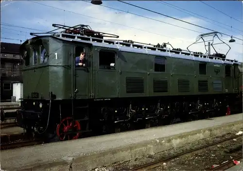 Ak Deutsche Bahn, Elektrische Schnellzuglokomotive E 16 02 am Hauptbahnhof in München