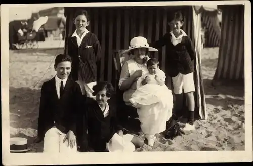 Foto Ak Bénouville Calvados, Strandpartie, Familie, Frau mit Kind, 1914