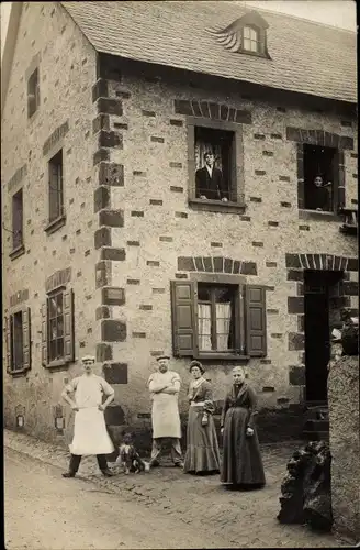 Foto Ak Ochtendung in der Pfalz, Personen vor einem Wohnhaus