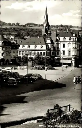 Ak Mayen in der Eifel, Marktplatz mit Rathaus, Auto