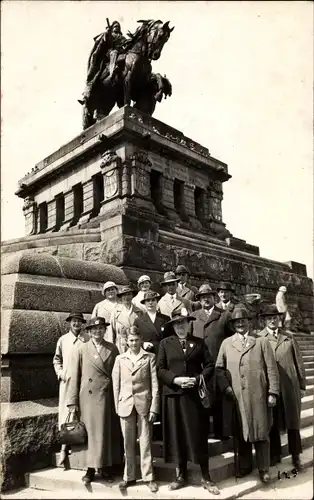 Foto Ak Koblenz am Rhein, Kaiser Wilhelm-Denkmal, Gruppenbild