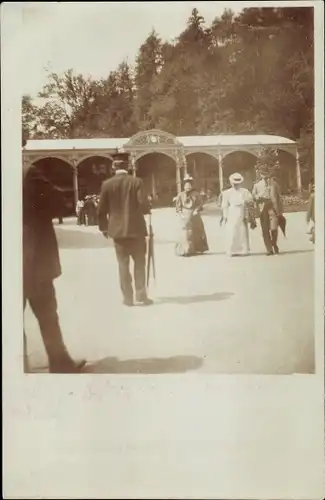 Foto Ak Bad Wildungen in Hessen, Pavillon, Anna Brauns, geb. Holst,  Tante Lotte, Onkel Hans, 1906?