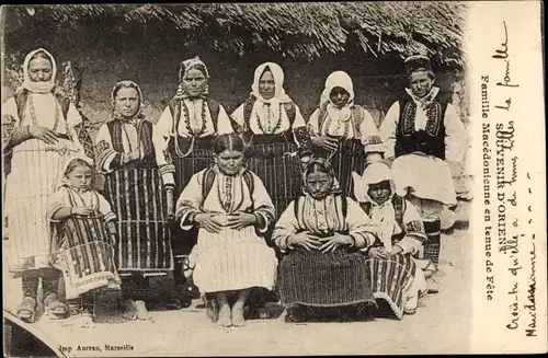 Ak Mazedonien, Famille Macedonienne en tenue de Fete, Volkstrachten