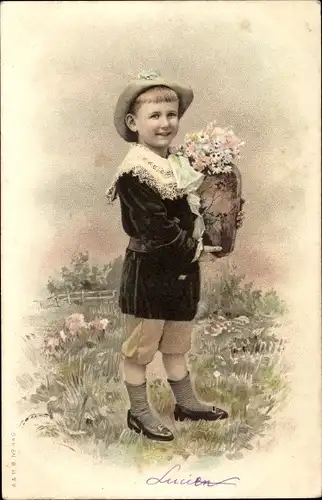 Ak Junge mit Blumenstrauß in einer Blumenvase