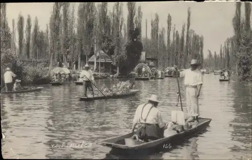 Foto Xochimilco Ciudad de Mexico Mexiko Stadt, Männer auf Booten