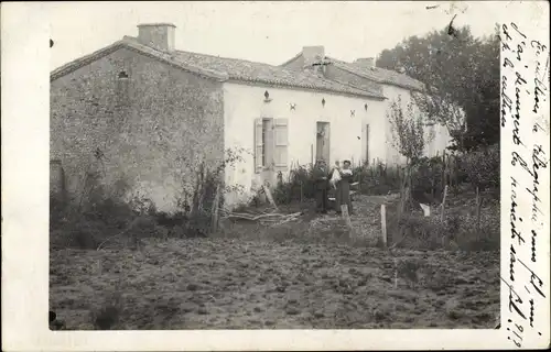 Foto Ak Margueron Gironde, Wohnhaus, Familie