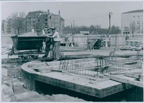 Foto Berlin Tempelhof, Bert Sass, Bauarbeiten zum Sockel des Luftbrücken Denkmals