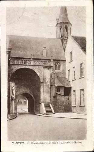 Ak Xanten am Niederrhein, St. Michaelskapelle mit St. Norbertus Statue