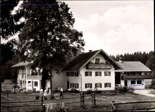 Ak Schönau Bad Heilbrunn in Oberbayern, Fremdenheim Josef Kolb, Gäste im Garten