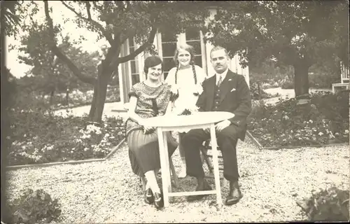 Foto Ak Werder an der Havel, Familie am Tisch posierend, September 1925