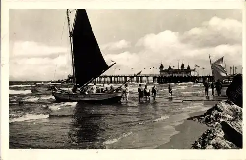 Ak Ostseebad Ahlbeck Heringsdorf auf Usedom, Seebrücke, Strand, Segelboot