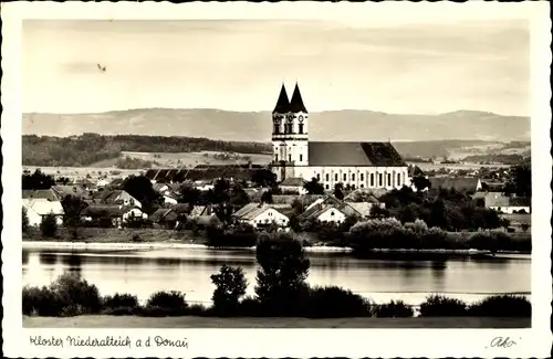 Ak Niederaltaich Bayern, Blick auf das Kloster an der Donau, Häuser, Berge