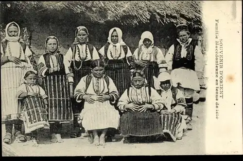 Ak Mazedonien, Famille Macedonienne en tenue de fete, Volkstrachten