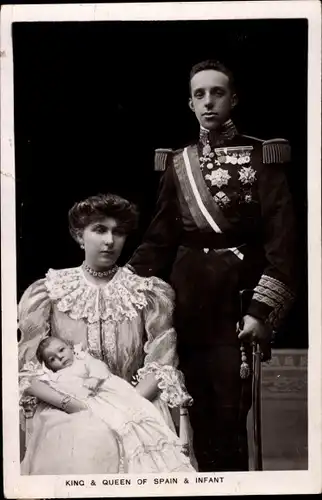 Ak Alfons XIII, König von Spanien, Victoria Eugénie von Battenberg, Uniform, Orden, Alfonso Pio