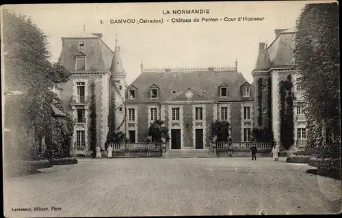 Ak Danvou Calvados, Chateau du Perron, Cour d'Honneur