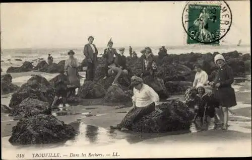 Ak Trouville Calvados, Dans les Rochers