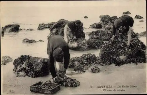 Ak Trouville Calvados, Les Roches Noires, Pecheurs de Moules