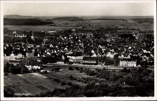 Ak Metzingen in Württemberg, Totalansicht der Ortschaft, Bahnschienen, Fliegeraufnahme