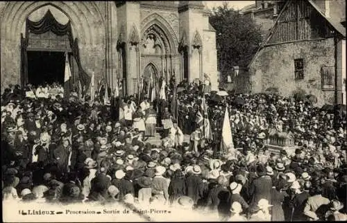 Ak Lisieux Calvados, Procession, Sortie de Saint Pierre