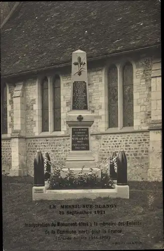 Ak Le Mesnil sur Blangy Calvados, Monument eleve a la memoire des Enfants de la Commune morts