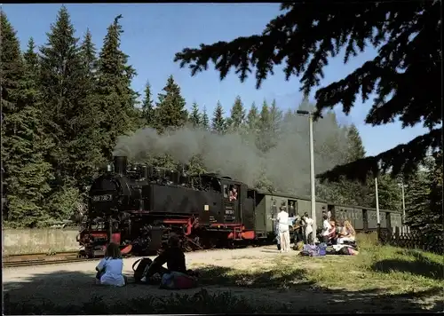 Ak Oberwiesenthal im Erzgebirge, Strecke Cranzahl Oberwiesenthal, Bahnhof Gleisseite, Lok 099 738 7