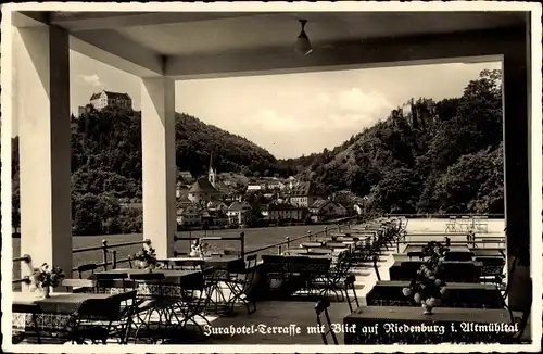Ak Riedenburg in Niederbayern, Jura Hotel Terrasse mit Blick zum Ort