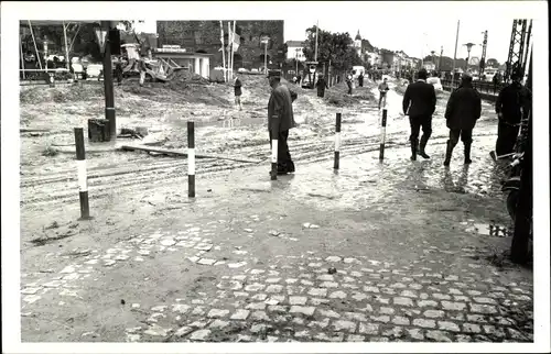 Foto Ak Rüdesheim am Rhein, Hochwasser, Zerstörung, Passanten