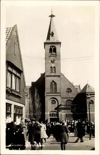 Ak Volendam Nordholland Niederlande, Kirche, Platz, Passanten