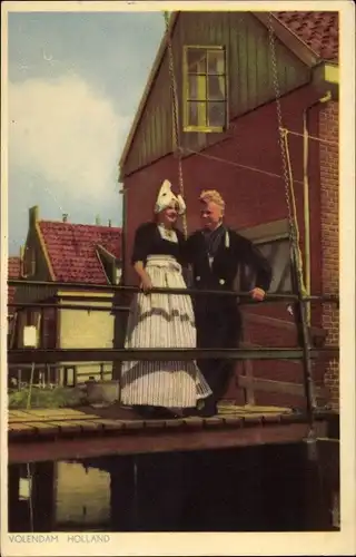 Ak Volendam Nordholland Niederlande, Paar in niederländischer Tracht, Brücke