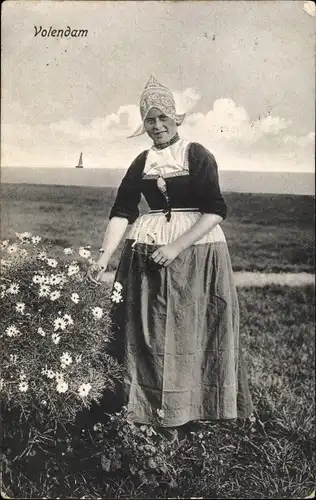Ak Volendam Nordholland Niederlande, Frau in niederländischer Tracht, Blumen, Wiese