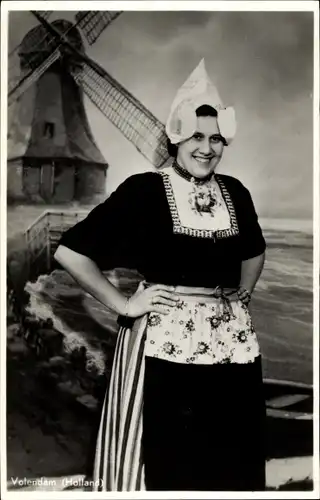 Ak Volendam Nordholland Niederlande, Frau in niederländischer Tracht, Windmühle